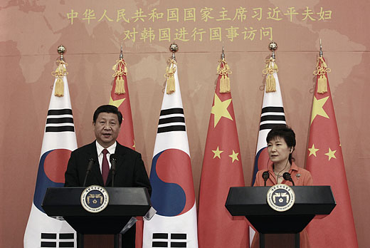 ▲ 박근혜(오른쪽) 대통령과 시진핑 중국 국가주석이 3일 청와대에서 정상회담을 가진 뒤 회담 결과를 발표하고 있다. ⓒAP=연합뉴스 