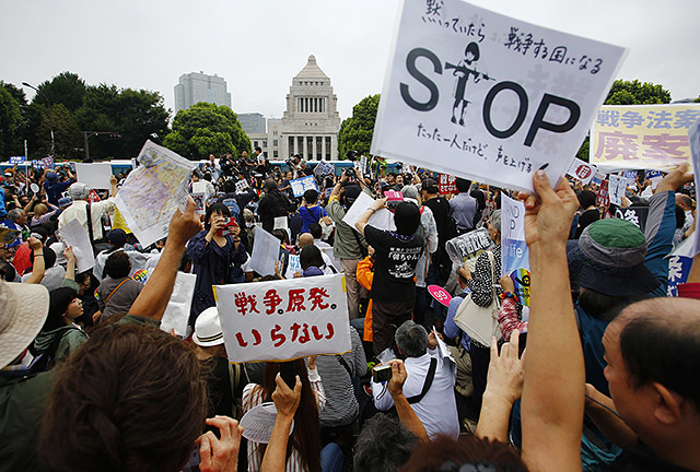 지난 8월 30일 일본 도쿄에 위치한 국회의사당 앞에서 안보법제 제정 반대 시위가 열렸다.